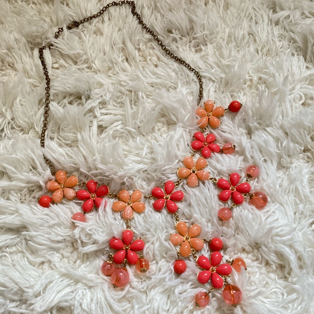 Brand new flower statement necklace